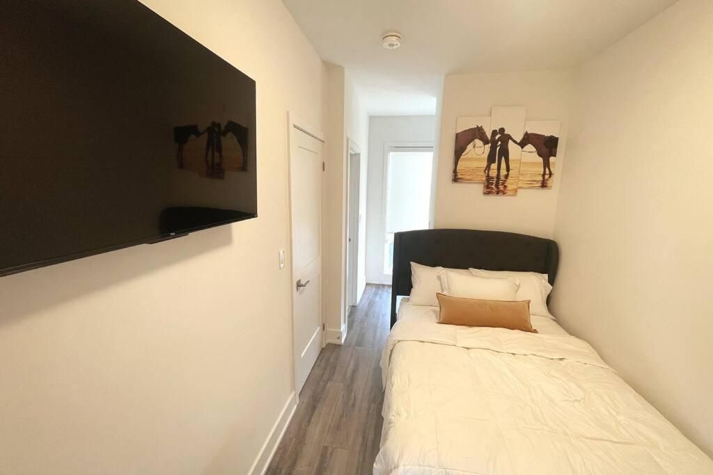 Exquisite, Bright & Modern Condo. Niagara Falls